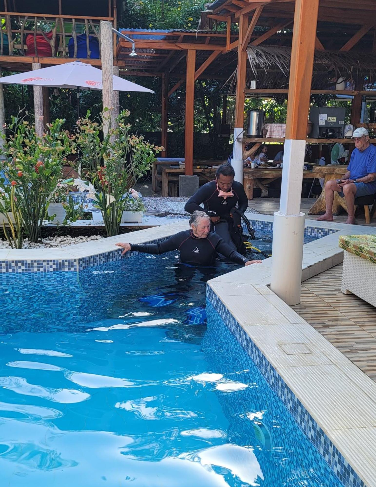 Bunaken Villa Queen'S Dive 美娜多 外观 照片